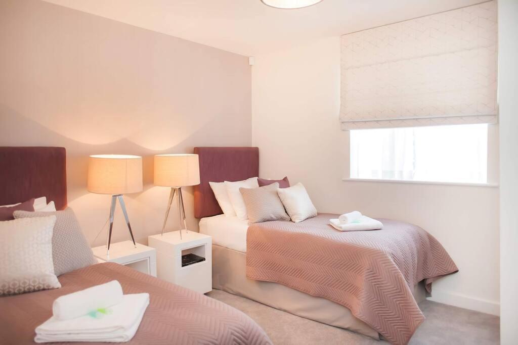 Stylish And Central Two Bedroom & Two Bathroom Apartment With Free Parking Exteriér fotografie