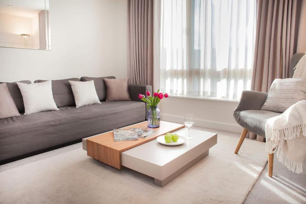 Stylish And Central Two Bedroom & Two Bathroom Apartment With Free Parking Exteriér fotografie