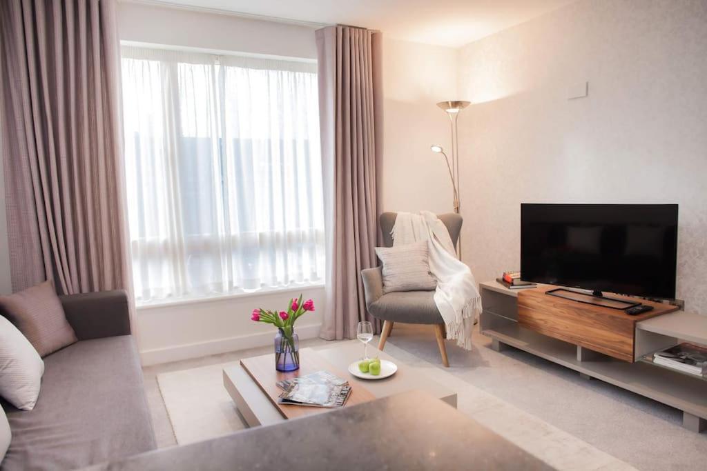 Stylish And Central Two Bedroom & Two Bathroom Apartment With Free Parking Exteriér fotografie