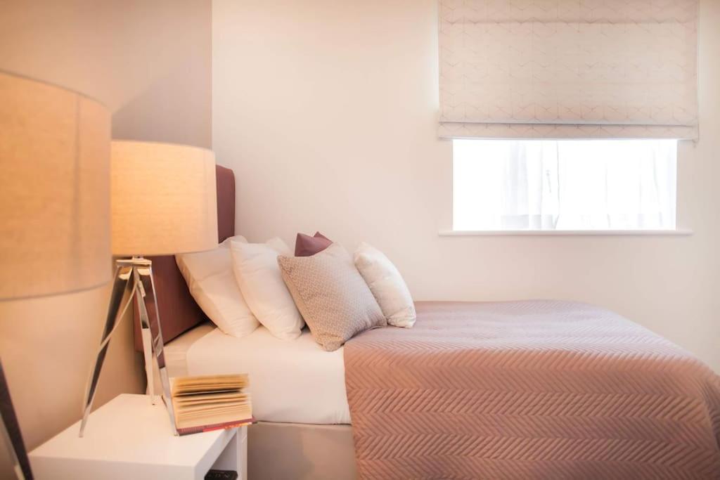 Stylish And Central Two Bedroom & Two Bathroom Apartment With Free Parking Exteriér fotografie