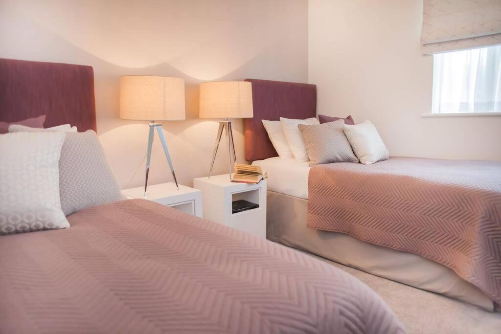 Stylish And Central Two Bedroom & Two Bathroom Apartment With Free Parking Exteriér fotografie