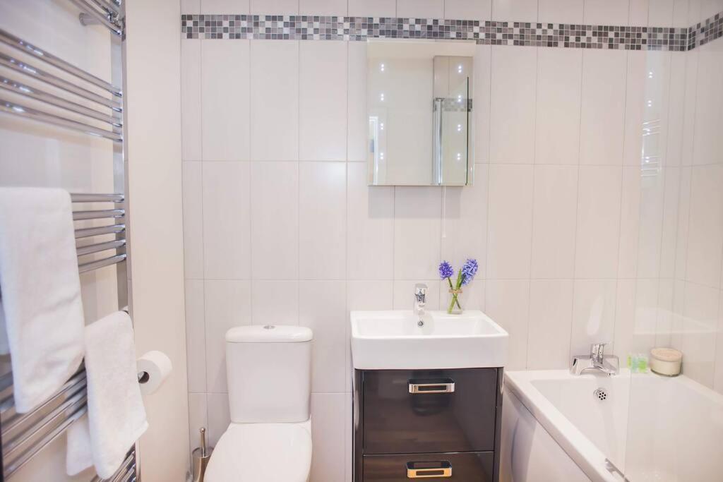 Stylish And Central Two Bedroom & Two Bathroom Apartment With Free Parking Exteriér fotografie
