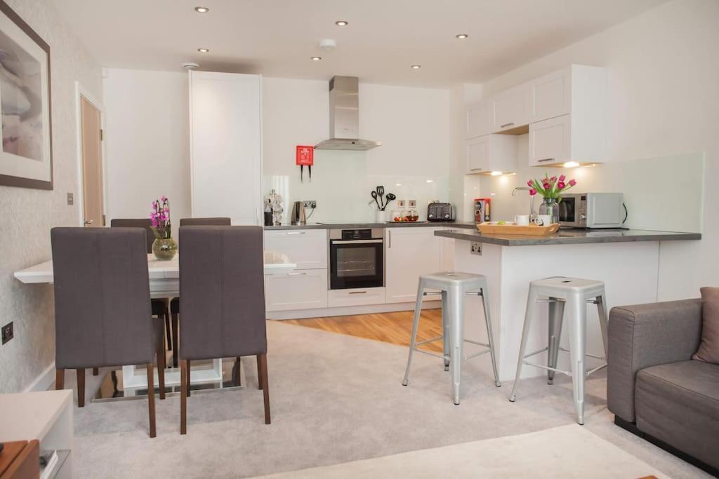 Stylish And Central Two Bedroom & Two Bathroom Apartment With Free Parking Exteriér fotografie