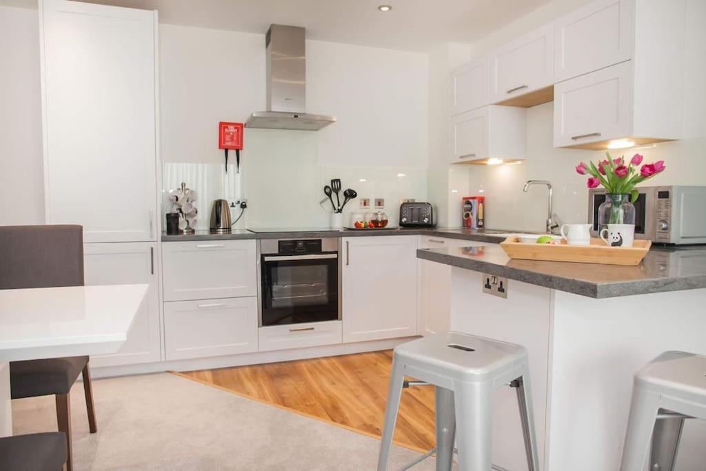 Stylish And Central Two Bedroom & Two Bathroom Apartment With Free Parking Exteriér fotografie